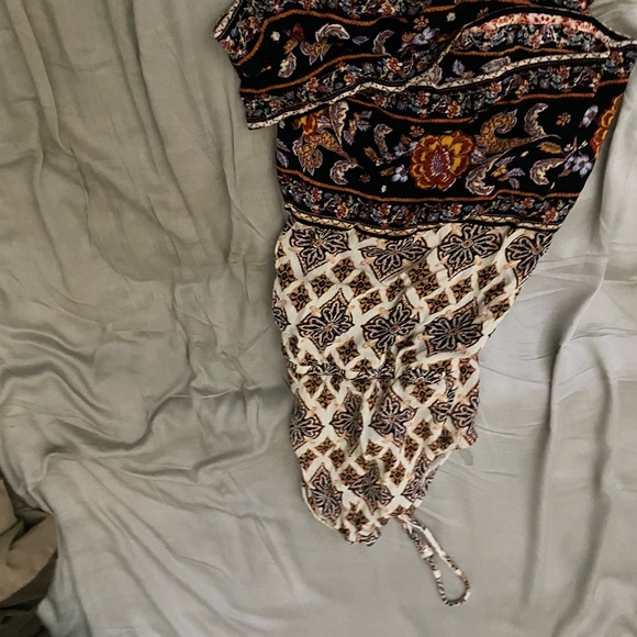 Size M romper, elastic waist , adjust spaghetti string straps. - Picture 9 of 10